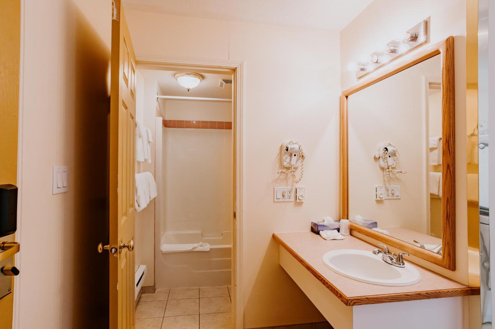 Western Budget Plus Mosaic Suites Penhold Exteriör bild