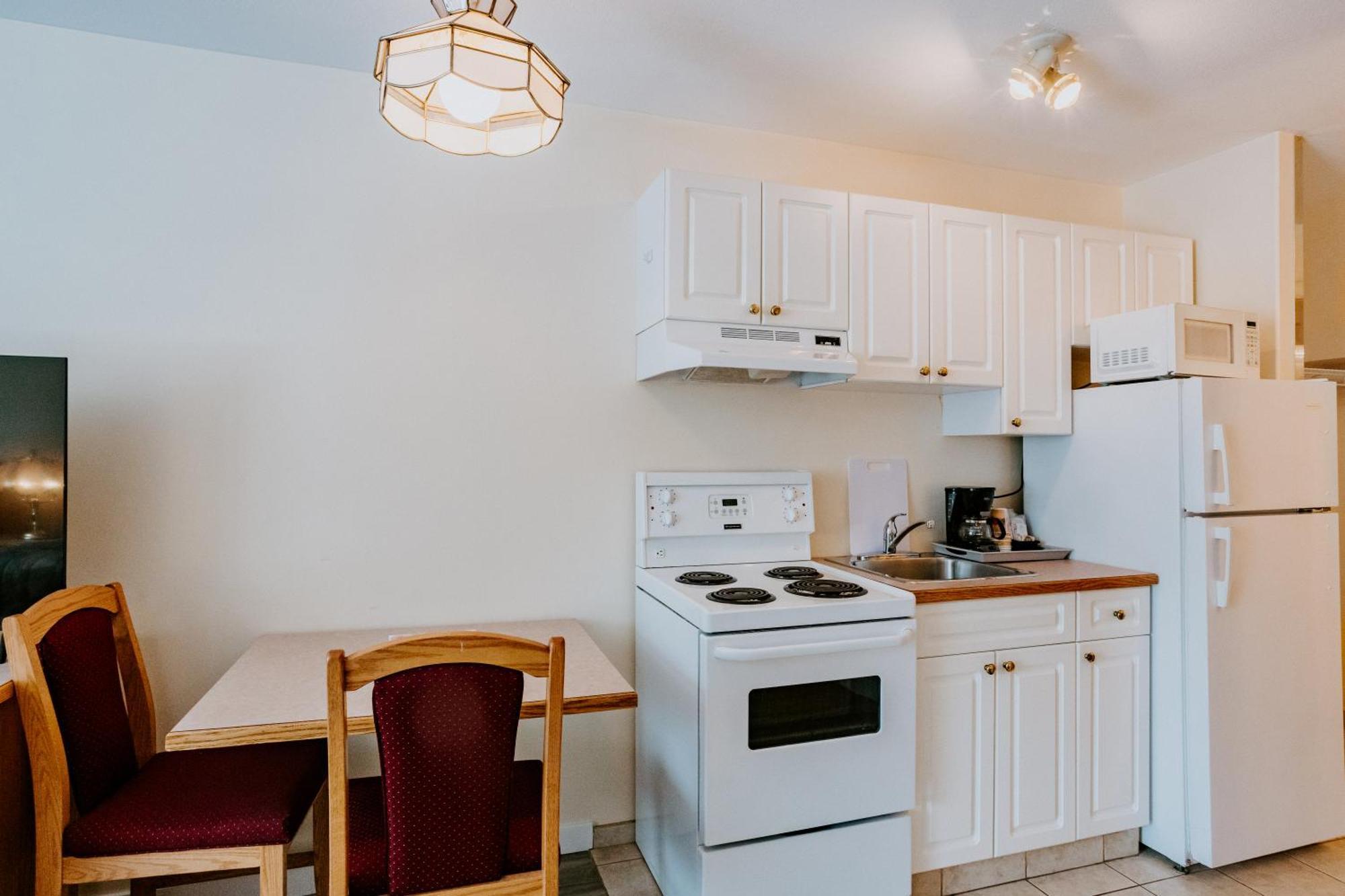 Western Budget Plus Mosaic Suites Penhold Exteriör bild