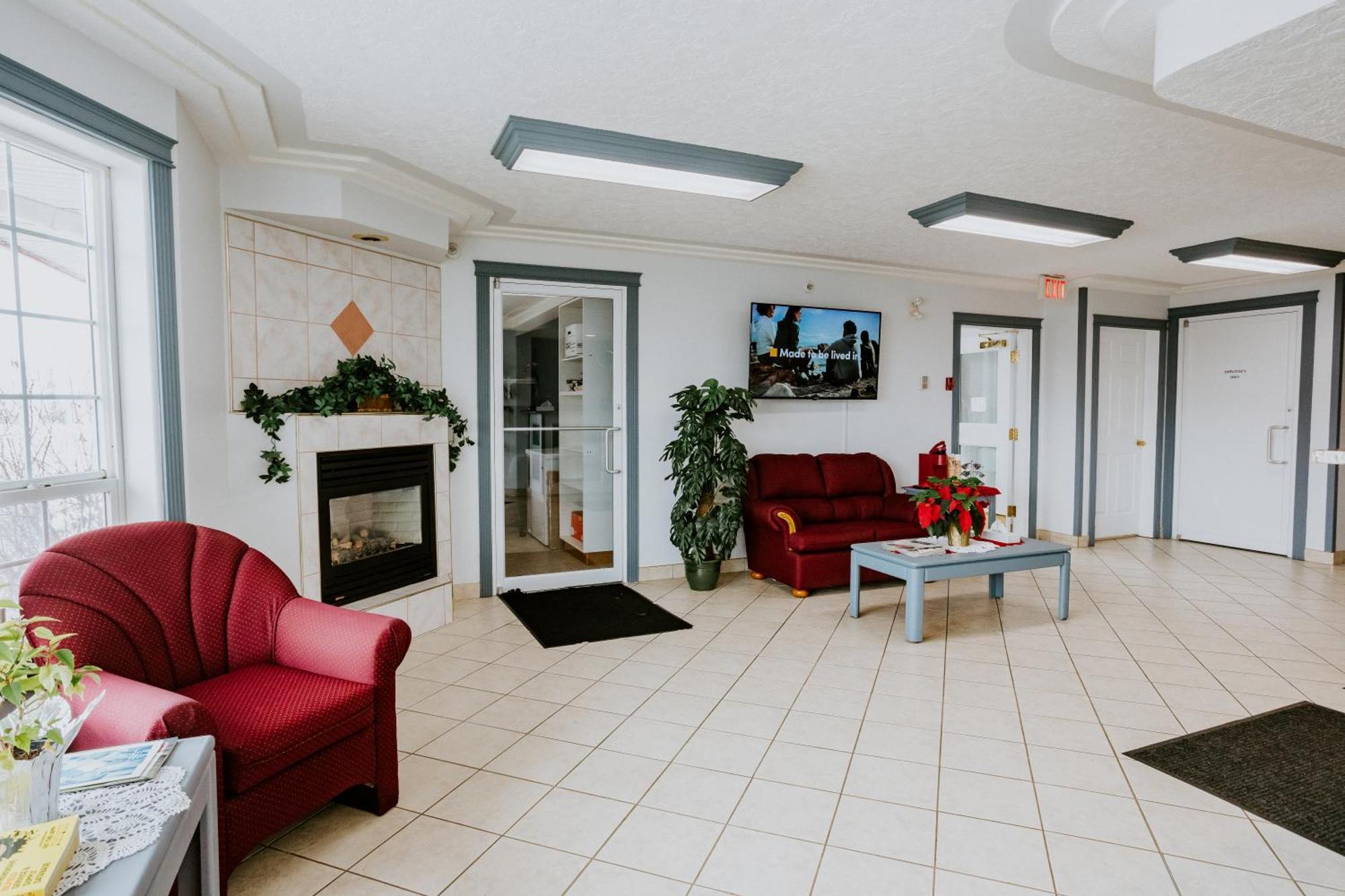 Western Budget Plus Mosaic Suites Penhold Exteriör bild