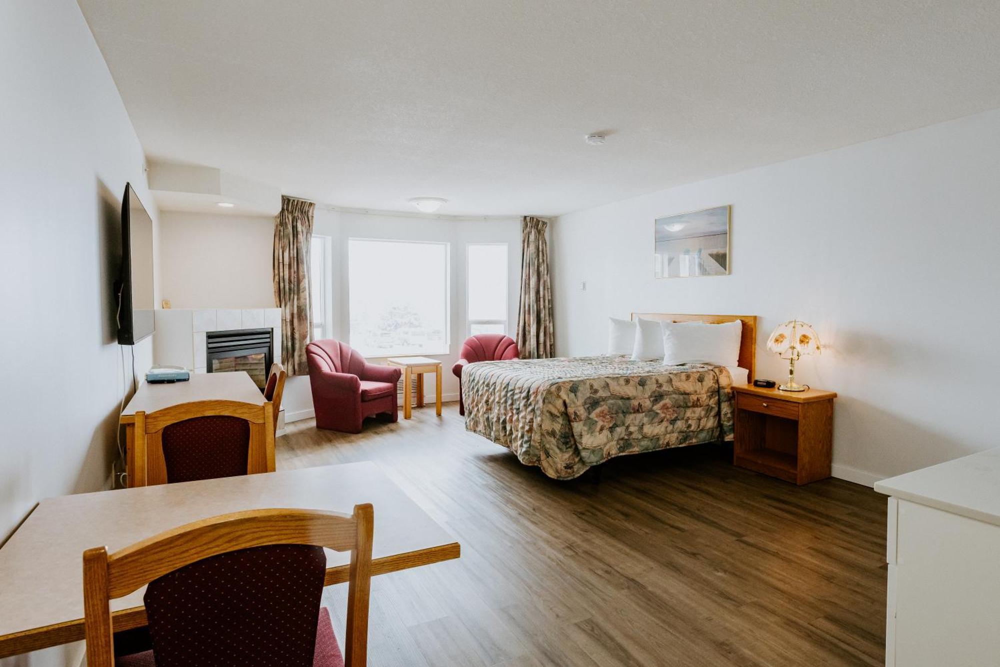Western Budget Plus Mosaic Suites Penhold Exteriör bild