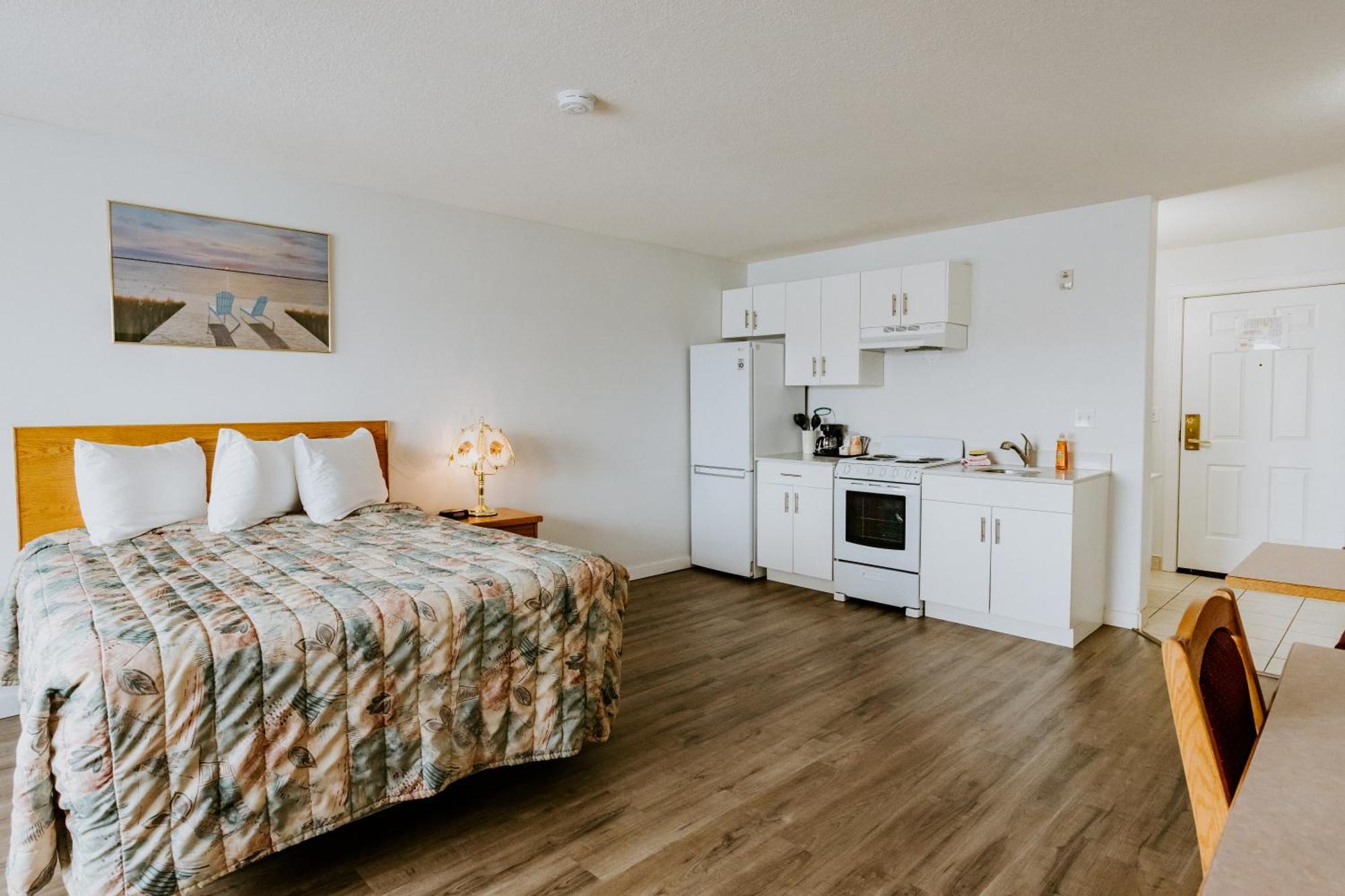 Western Budget Plus Mosaic Suites Penhold Exteriör bild