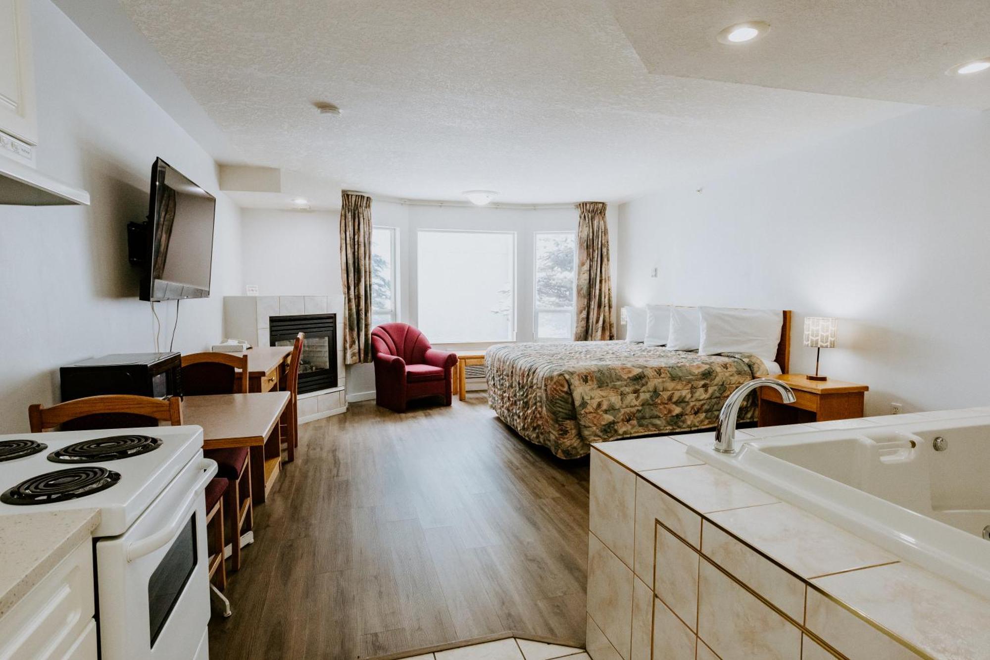 Western Budget Plus Mosaic Suites Penhold Exteriör bild