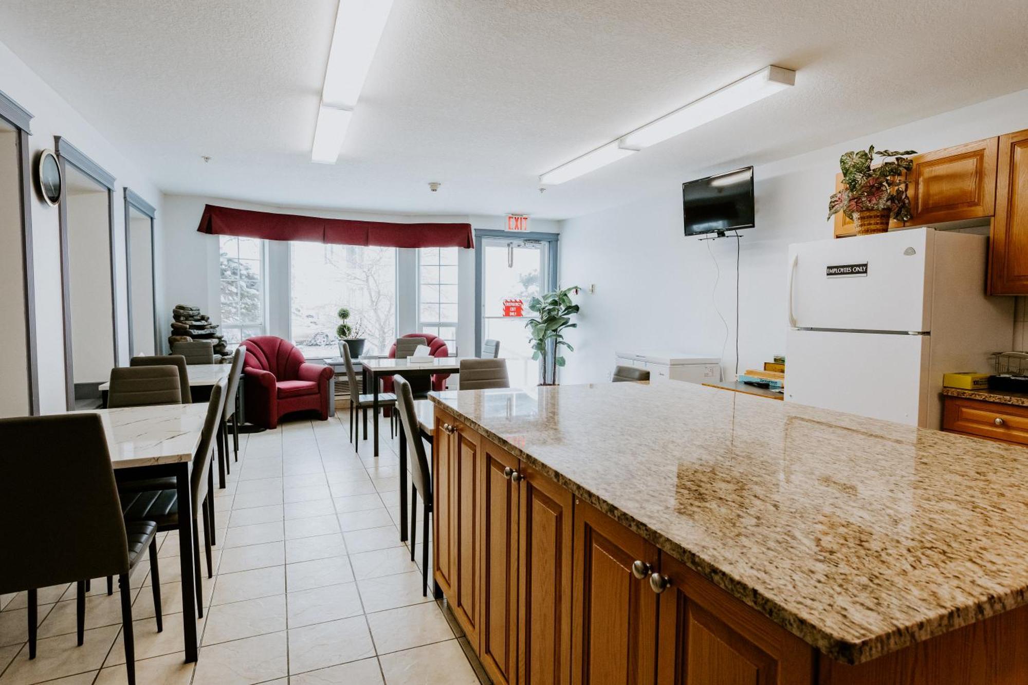 Western Budget Plus Mosaic Suites Penhold Exteriör bild
