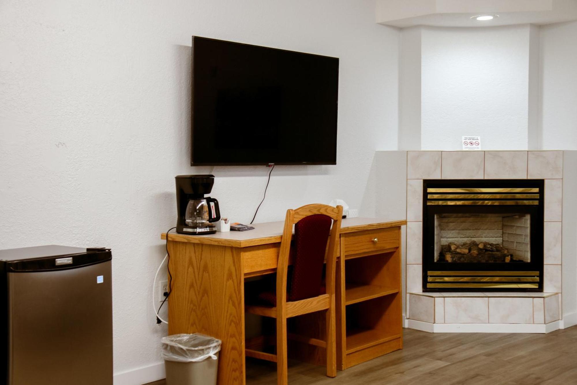 Western Budget Plus Mosaic Suites Penhold Exteriör bild